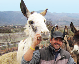 cristian merlo con i suoi asini